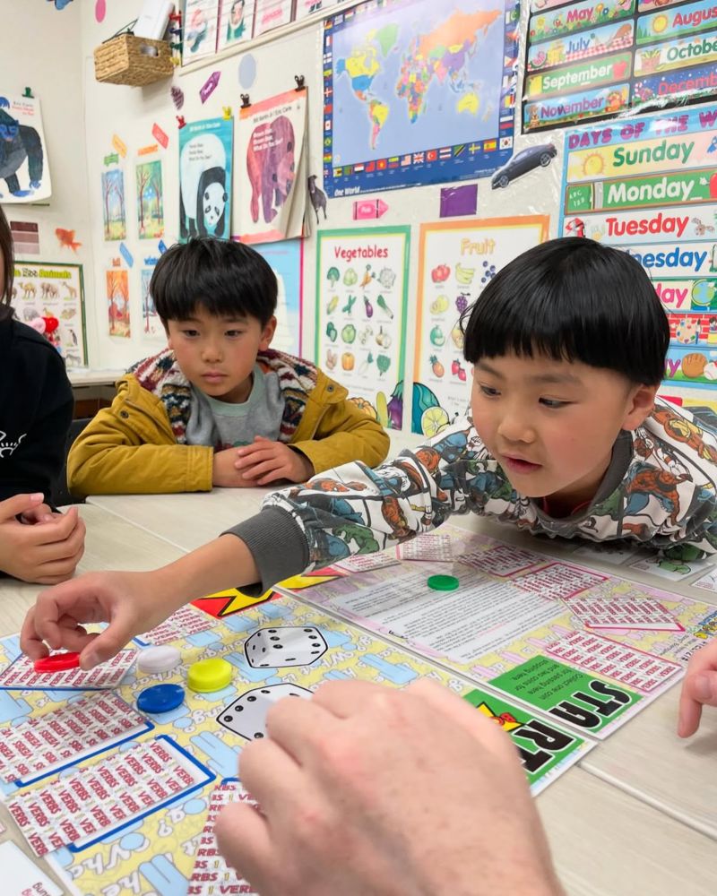 すごろくで英語に取り組む子どもたち