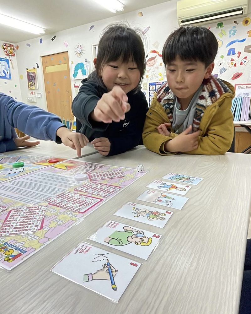 ボードゲームで英語に取り組む子どもたち
