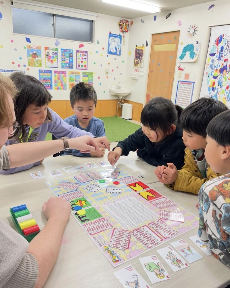 先生と一緒にゲームをする子どもたち
